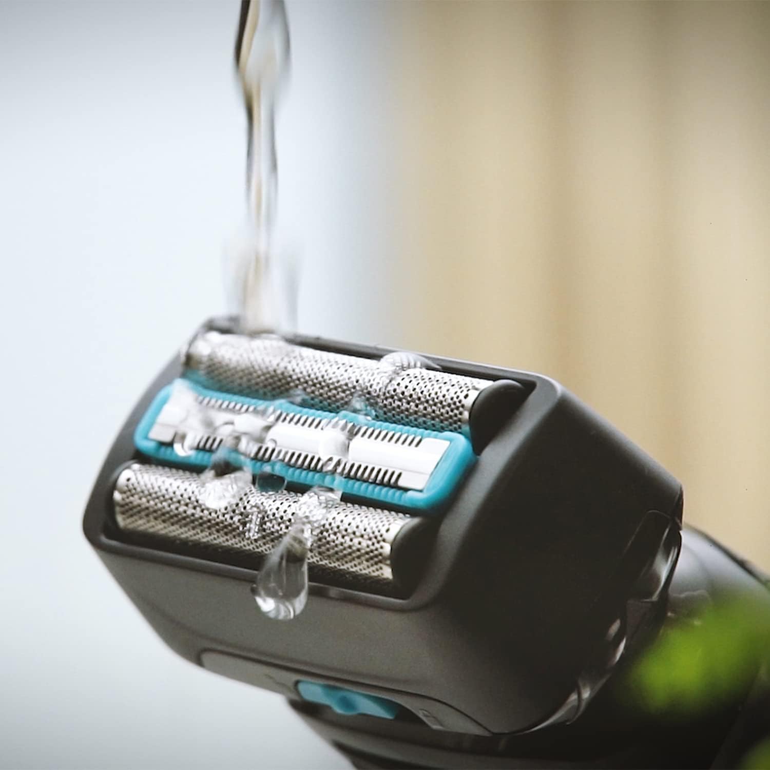 Remington F6 Style Series Aqua Electric Shaver for Men - 100% Waterproof Cordless Foil Razor with USB Charging and Pop-Up Trimmer; F6000, Black - Healthxpress.ie