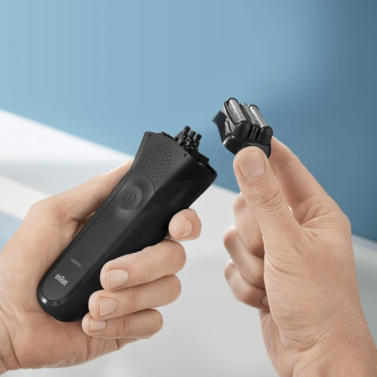 Braun Men's Series 3 300s Waterproof Electric Shaver with Protection Cap - Black - Healthxpress.ie