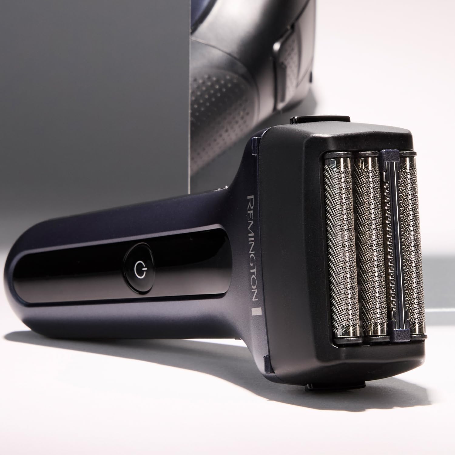 Remington Men's Electric Shaver Foil Shaver F7 Long Hair Trimmer + 3-Day Beard Attachment  F7000