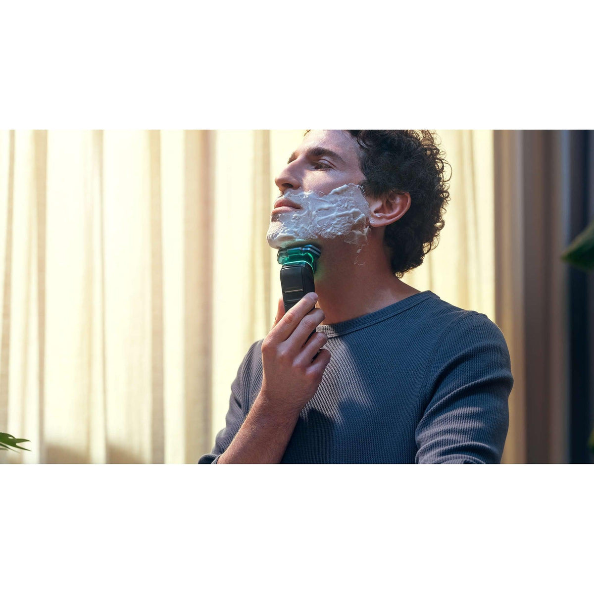 Philips Series 9000 Wet and Dry Electric Shaver S9986/59 with SkinIQ technology - Healthxpress.ie