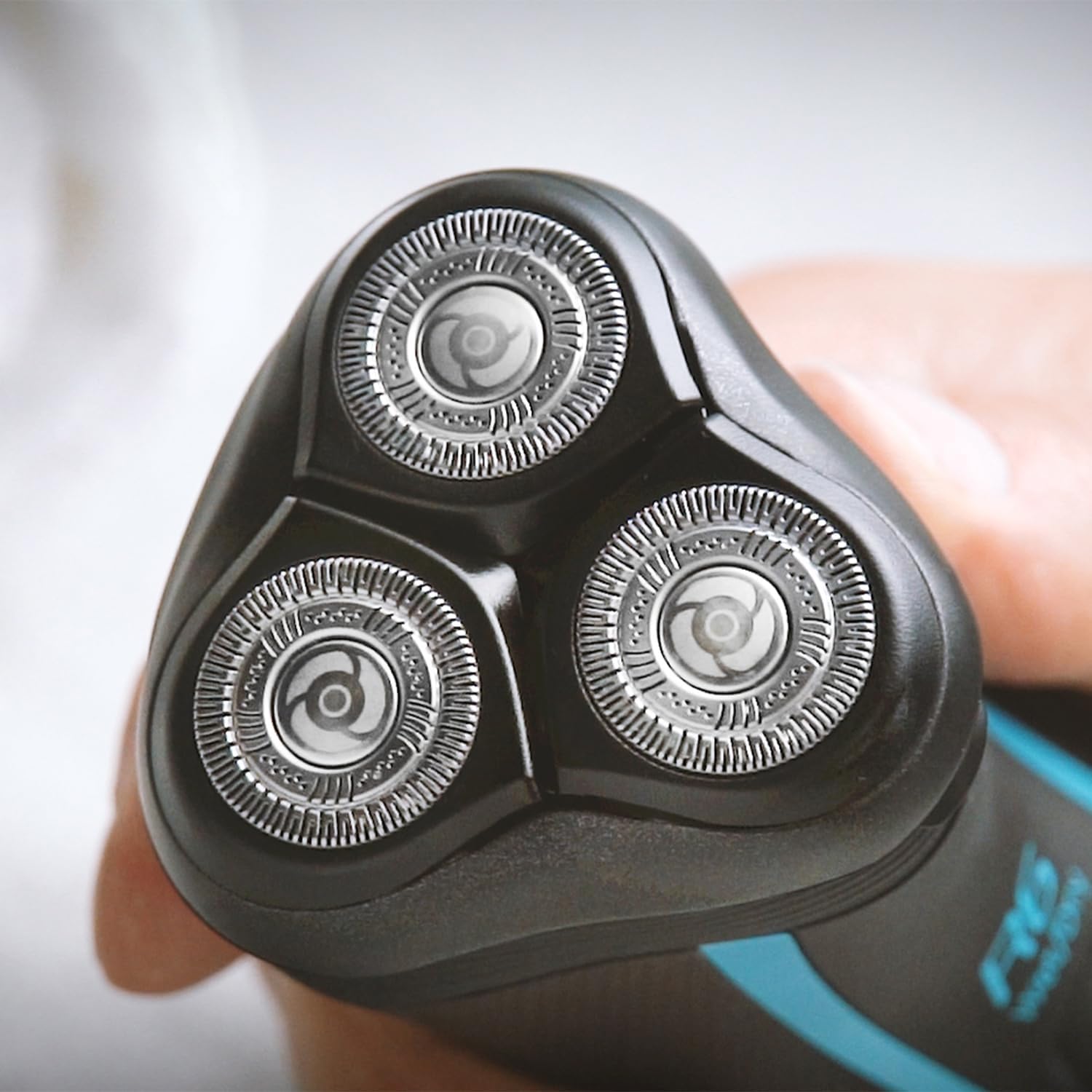 Remington R6 Aqua Wet & Dry Mens Electric Rotary Shaver Waterproof, Pop up trimmer, 60min usage, 90min charge, 5min Quick charge, Cordless, USB, R6000 - Healthxpress.ie